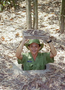 越南的耻辱！女子和美国大兵亲热完后，趴在床上一脸崇拜地看着他