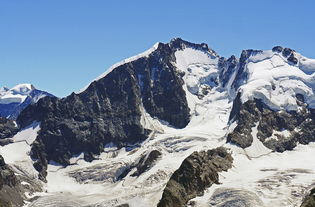 瑞士伯尔尼阿尔卑斯山（Bernese Alps）上一条壮观的新缆车已经开通。其倾斜度达到了惊人的159.4%，制造商声称它是世界上最陡峭的缆车。_1