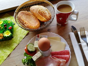 1. 刚吃完饭后，由于进食后血液集中在胃部以帮助消化食物，此时洗澡容易导致血液流向皮肤，影响消化并可能引起胃部不适。因此，建议饭后一段时间再洗澡。