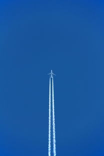 太空垃圾是指围绕地球轨道飞行的各种废弃物，这些废弃物可能对地球表面造成威胁。关于半吨重的太空垃圾坠落肯尼亚村庄的事件，暂时无法提供具体信息。